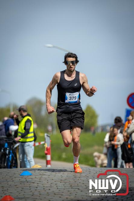 Volle terrassen, bruisende kleedjesmarkt en sportieve Wallenloop: Elburg leeft tijdens koningsdag! - &copy; NWVFoto.nl